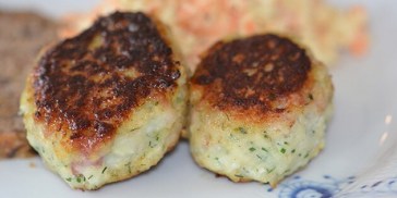 Lækre fiskefrikadeller med bacon og krydderurter.