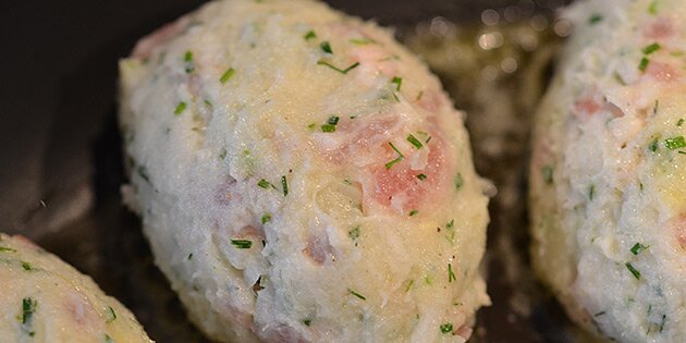 Fiskefrikadeller der lige er kommet på panden.