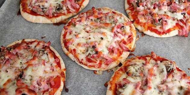 Hurtige pizzaer på pitabrød, der er klar til at blive spist.