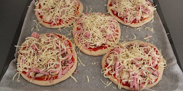 Alt topping er lagt på brødene.