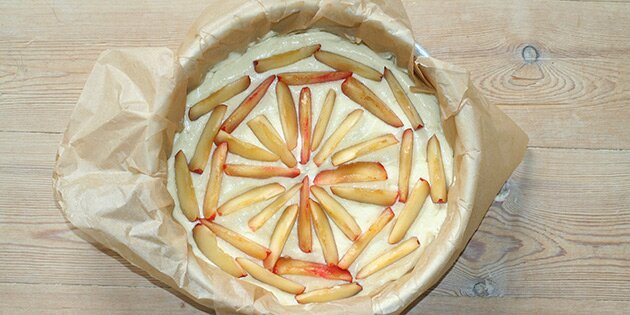 Stykker af blommer fordelt i dejen.