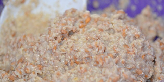 Sådan ser den tykke blanding af vand, rugmel og hvedekerner ud efter den er kogt.