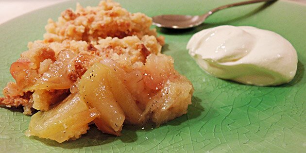 Lun æblekage serveret med kold creme fraiche