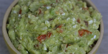 Man kan lige ane hytteosten i den cremede guacamole.