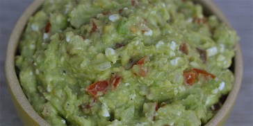 Man kan lige ane hytteosten i den cremede guacamole.