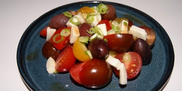 Man kan lige ane balsamicoen ovenpå tomatsalaten.