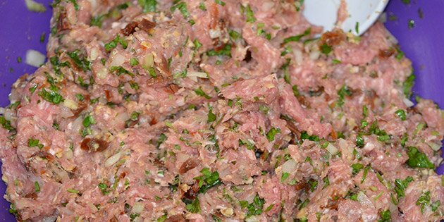 Farsen med bl.a. finthakket persille og soltørret tomat.