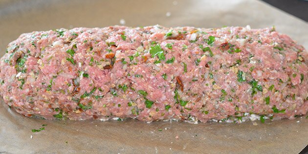 Resten af farsen kommes ovenpå og formes.