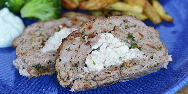 Jeg serverede med græske kartofler, kogt broccoli og dressing.