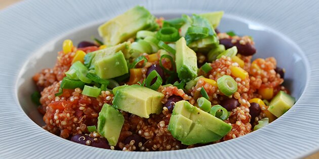 Retten serveres med avocado og forårsløg på toppen.