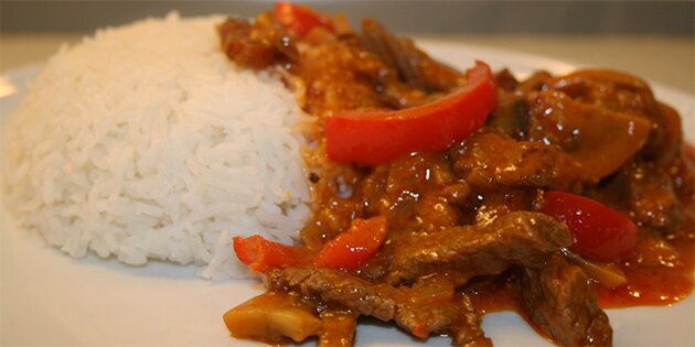 Lækker Bøf Stroganoff med sprød bacon, der giver en lækker smag. Her serveret med ris.