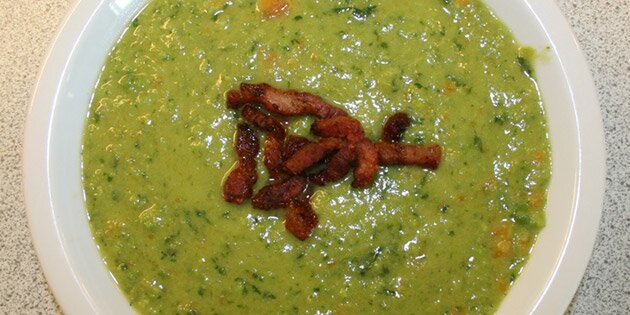 Ærtesuppe hældt op og klar til servering.