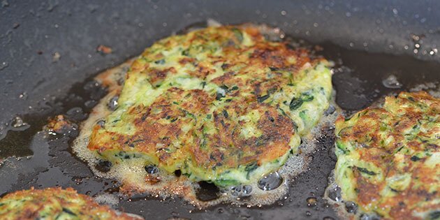 ...til de er gyldne og sprøde på begge sider.