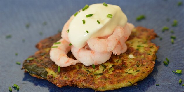 Her serveret med rejer.