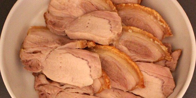 Stegen skåret i skiver og lagt i et fad.