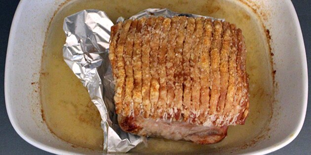 Den færdige flæskesteg med sprøde svær.