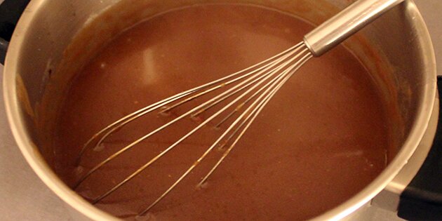 Den brune sovs er klar til at blive serveret.