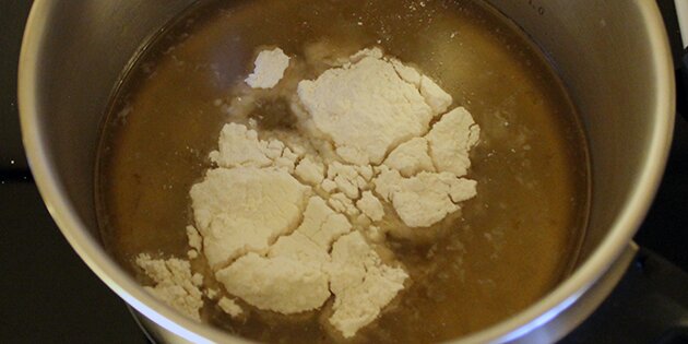 Her er melet drysset i vandet, og skal nu synke stille og roligt.