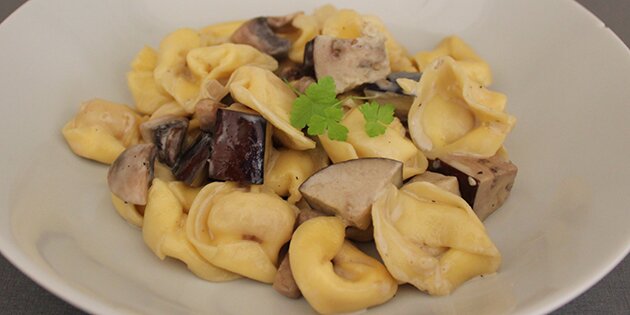 Lækker og cremet ret med tortellini med aubergine og champignon