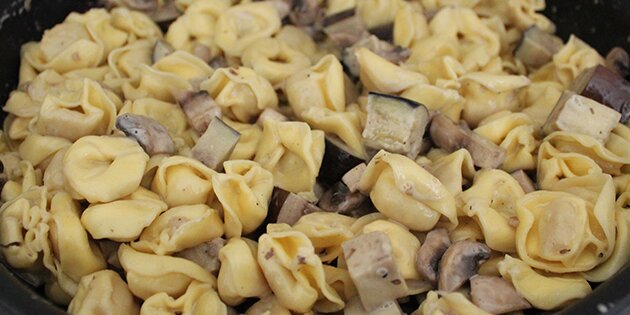 Her er retten blandet godt sammen og klar til servering.