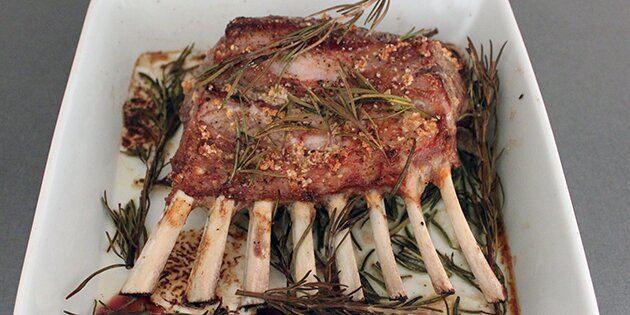 Kødet er færdigt efter en tur i ovnen.