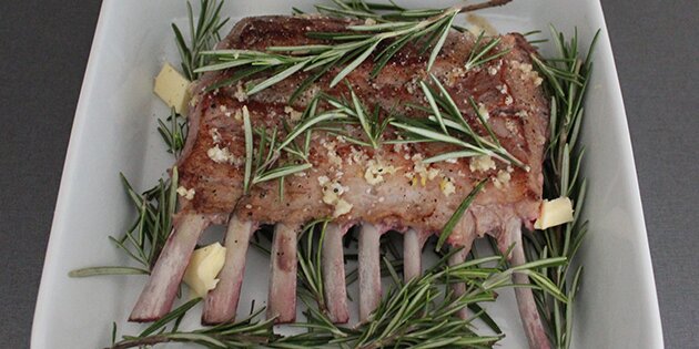 Lammekronen brunes og krydres med hvidløg og rosmarin.