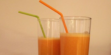 Flot, orange juice fyldt med appelsiner, grape og ingefær.