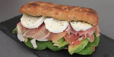 Skøn italiensk sandwich med parmaskinke, pesto, avocado og mozzarella.