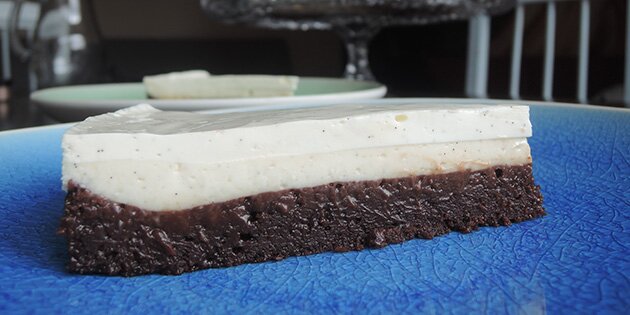 Et stykke brownie cheesecake