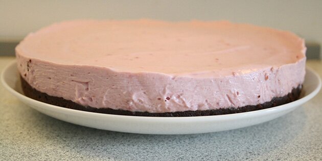 Den intense chokoladekage passer så godt med den silkebløde mousse.