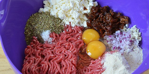 Feta, hvidløg, soltørrede tomater og oregano giver den karakteristiske græske smag.