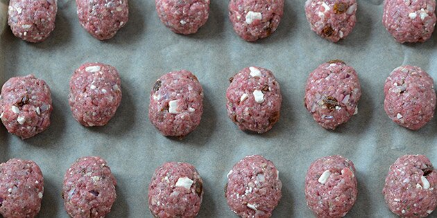 Billede af frikadellerne inden de kommer i ovnen.