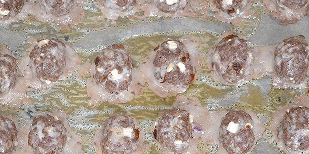 De afgiver en del væske og "blæver" under bagningen - sidstnævnte kan nemt fjernes med en kniv, så dellerne ser pæne ud.