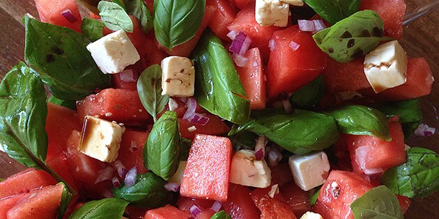 med feta, rødløg og basilikum