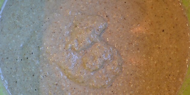 Banan, havregryn og æg blendes sammen til dejen er jævn.