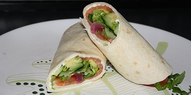 Lækre wraps med laks, grøntsager og en creme af peberrod.