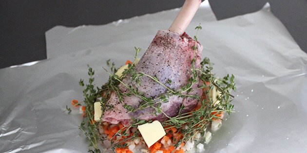 Her er lammet placéret oven på en bund af rodfrugter og krydret med timian.