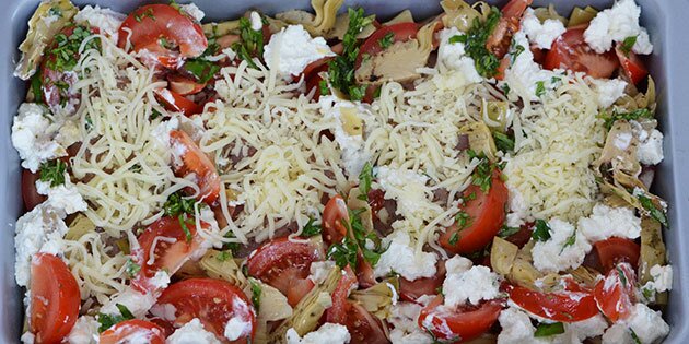 Der kommes revet ost på kyllingen, og så er det klar til at komme i ovnen.