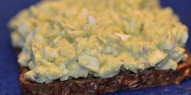 Her anrettet på ristet rugbrød.