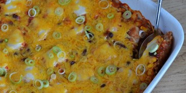Lækker mexicansk ret med smeltet ost på toppen.