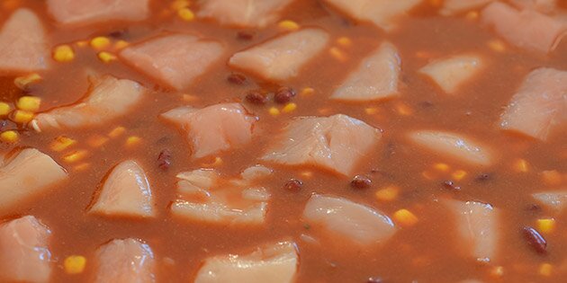 Kyllingen skæres i mindre stykker og lægges i fadet.