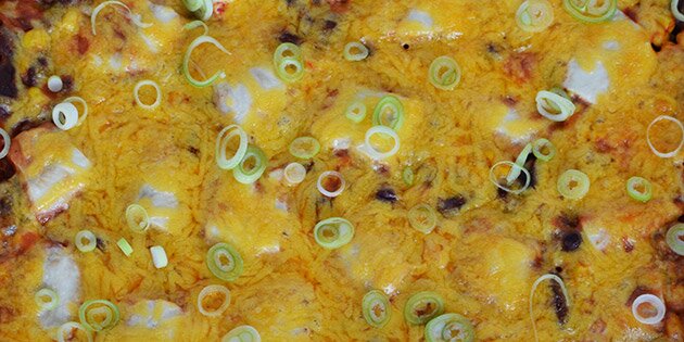 Der kommes ost på og drysses med forårsløg ved servering.