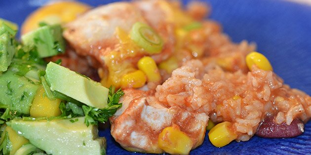 Server f.eks. med en mexicansk avocadosalat.