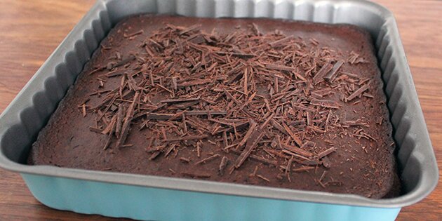 En sund chokoladekage toppet med mørk chokolade. Mums