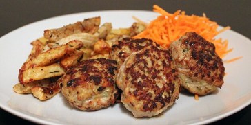 Lækre frikadeller med grøntsager her serveret med rodfrugter og råkost.