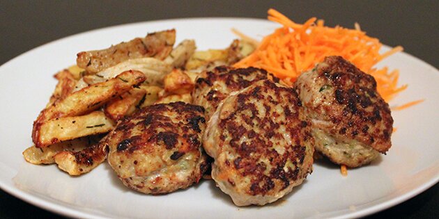 Lækre frikadeller med grøntsager her serveret med rodfrugter og råkost.