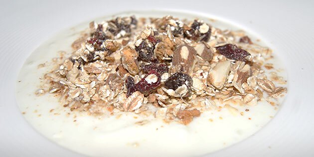 Servér f.eks. din müsli med på yoghurt som her.