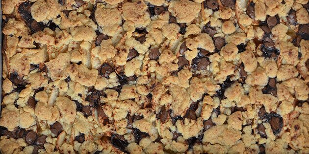 Æblekagen bages til den er gylden.