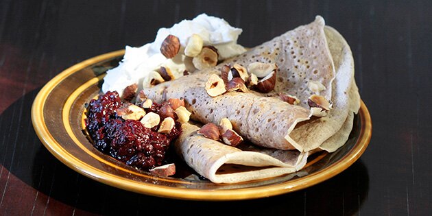 Servér evt. med vegansk kokoscreme, brombærkompot og ristede nødder.