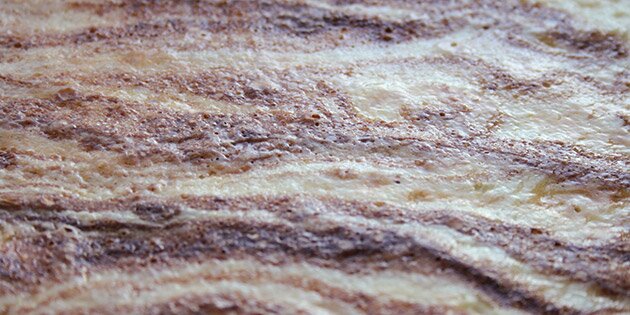 Den færdigbagte kage med marmoreret top.